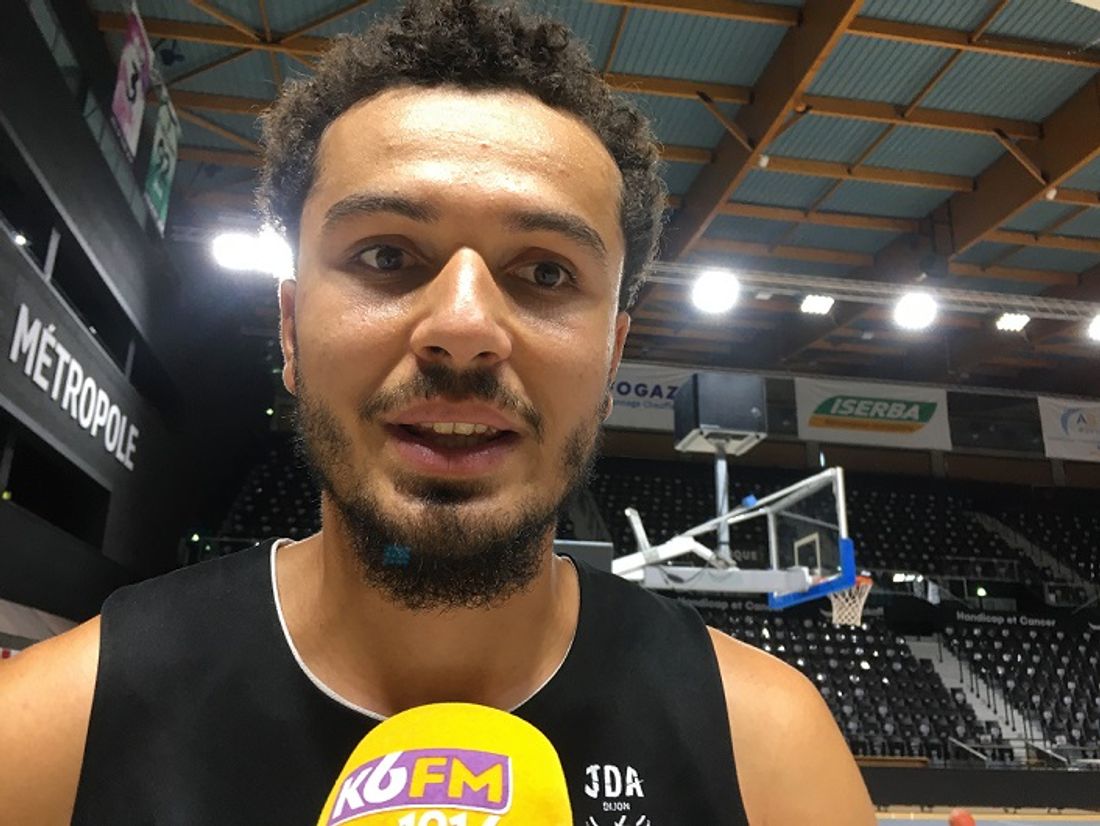 L'ailier Charles Galliou au micro de K6FM